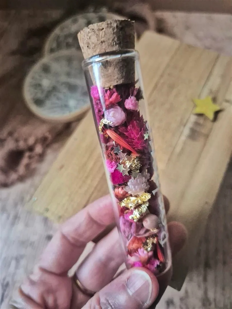 Fiole fleurie façon grigri porte bonheur – Image 4