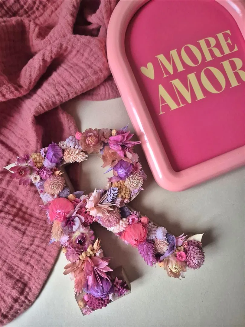 Lettre “R” ornée de fleurs séchées dans les tons rose, violet et pêche – Image 3