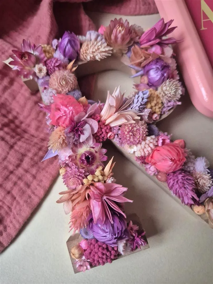 Lettre “R” ornée de fleurs séchées dans les tons rose, violet et pêche – Image 4