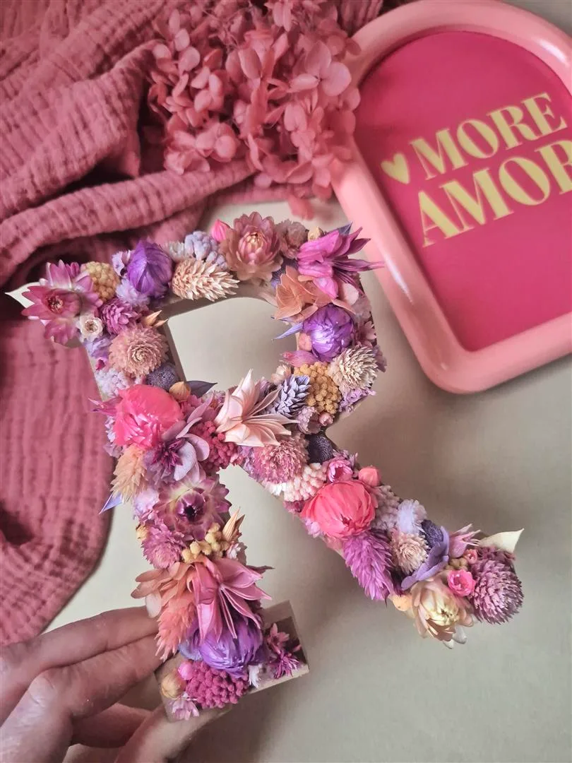 Lettre “R” ornée de fleurs séchées dans les tons rose, violet et pêche – Image 2