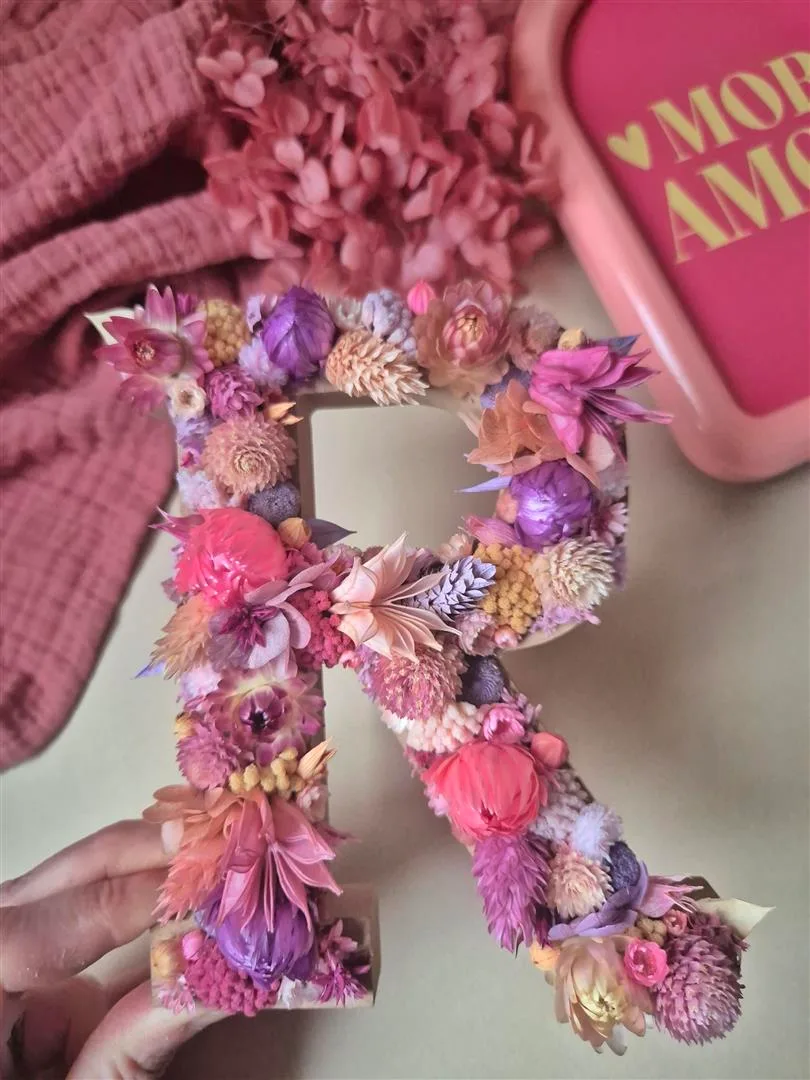 Lettre “R” ornée de fleurs séchées dans les tons rose, violet et pêche – Image 5