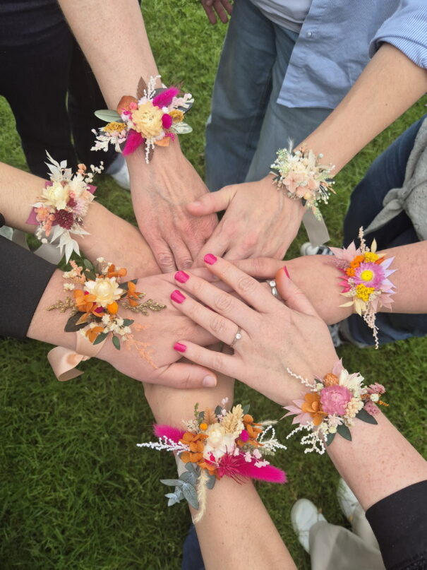 Participantes à un atelier EVJF qui montrent leur bracelet en fleurs séchées