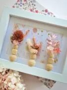 Atelier enfants "Mon tableau fleuri" en fleurs séchées – Image 2